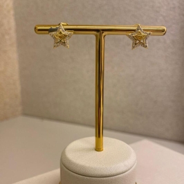 Brinco estrelinha com coração no meio