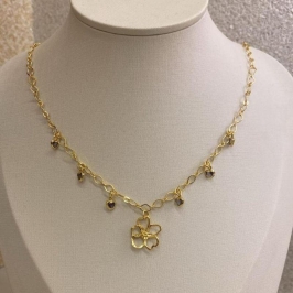 Corrente com pingente de flor vazada com corações roxo