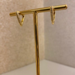 Brinco argolinha click triangulo invertido