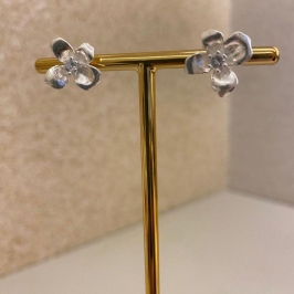 Brinco flor lisa com zircônia no meio