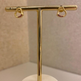 Brinco mini coração com zircônia