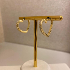 Brinco argolinha coração click cravejada zircônia cristal