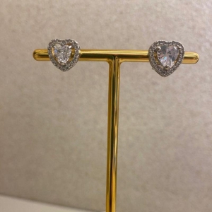 Brinco coração com zircônia grande e lateral cravejada