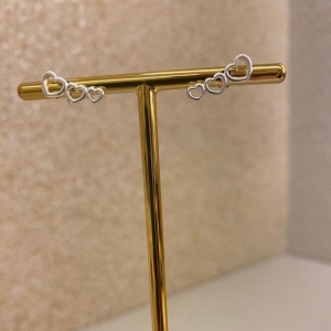 Brinco 3 mini corações vazado