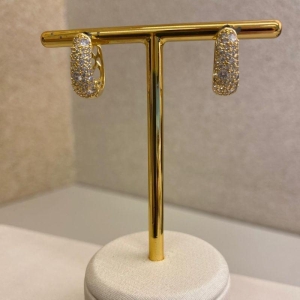 Brinco argola click cravejada