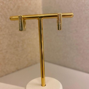 Brinco argola quadrada com fileira cravejada