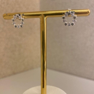 Brinco com estrelas e zircônia redondo P