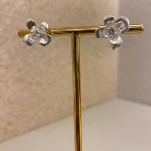 Brinco flor lisa com zircônia no meio