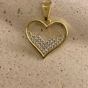 Pingente coração metade cravejado cristal