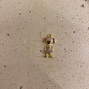 Pingente menina cravejado colors