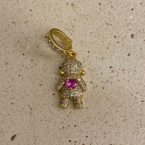 Pingente menina todo cravejado