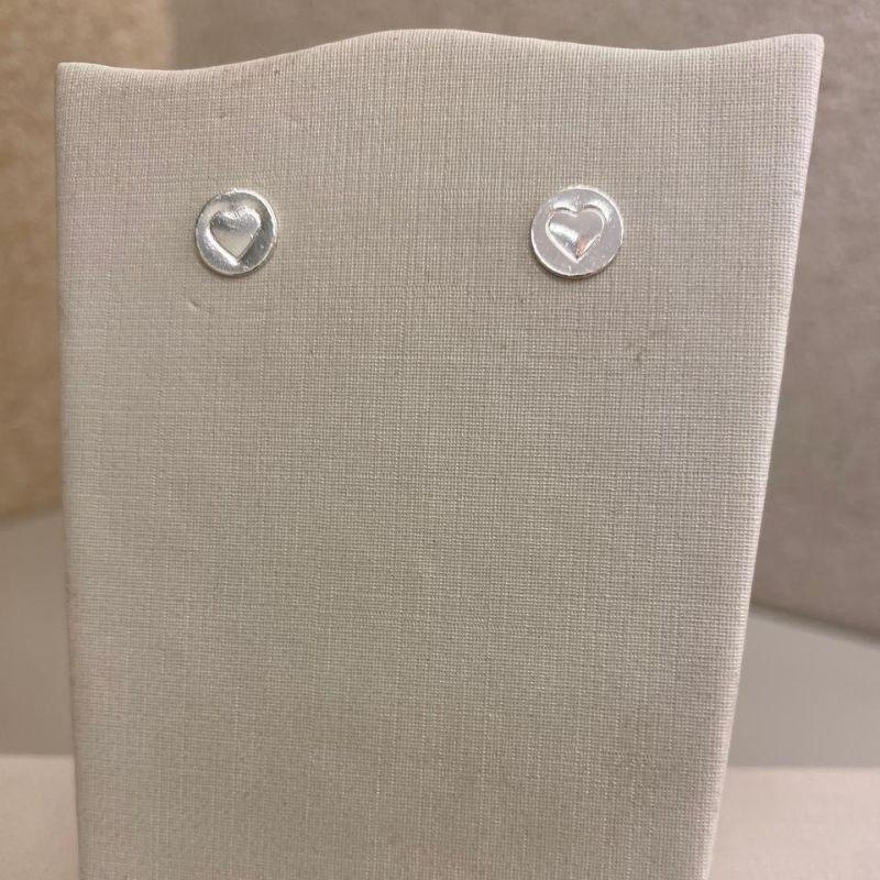 Brinco chapinha redonda com coração