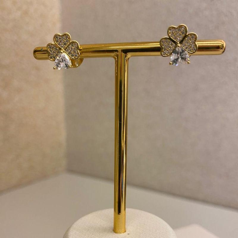 Brinco 3 corações cravejado 1 pedra zircônia