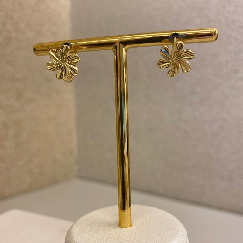 Brinco argolinha click com florzinha