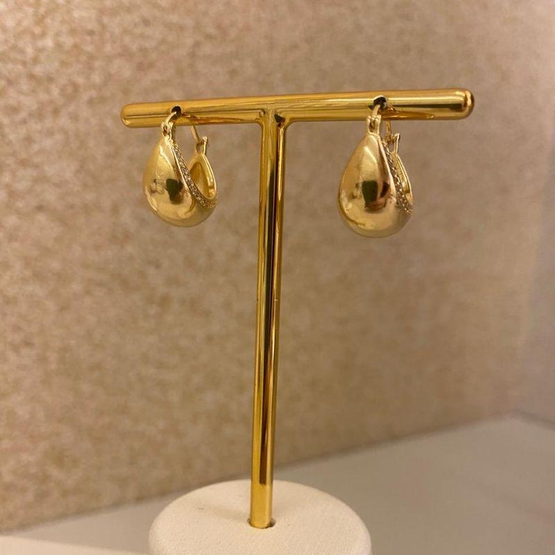 Brinco click abaulado lateral cravejado