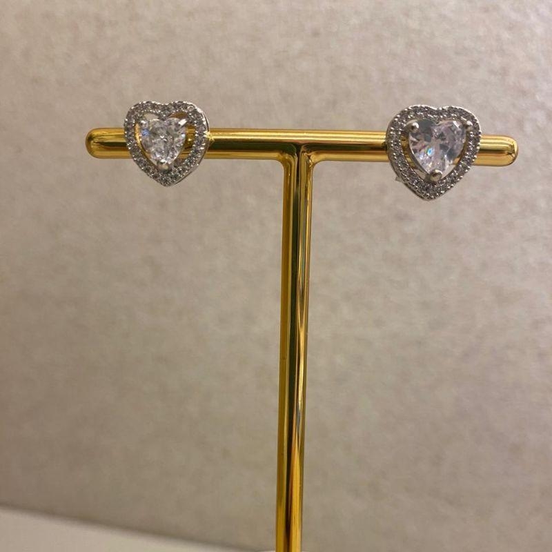 Brinco coração com zircônia grande e lateral cravejada
