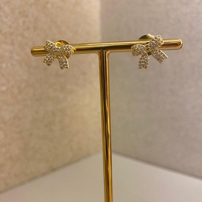 Brinco laço cravejado