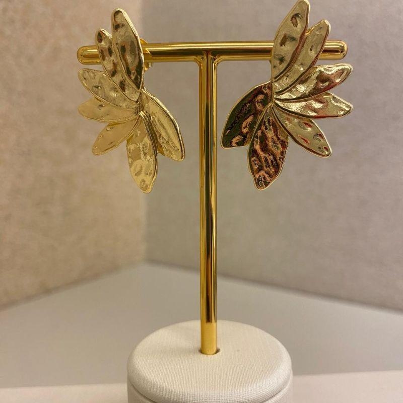 Brinco meia flor ouro 18k