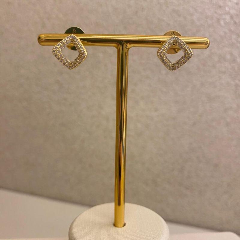 Brinco vitória cravejado