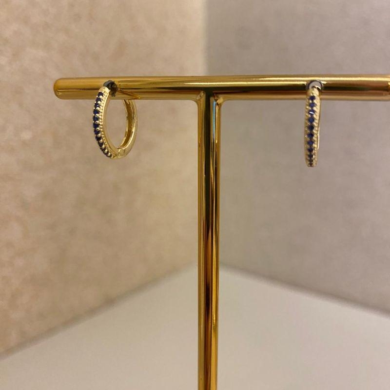 Brinco argolinha click com zircônia azul