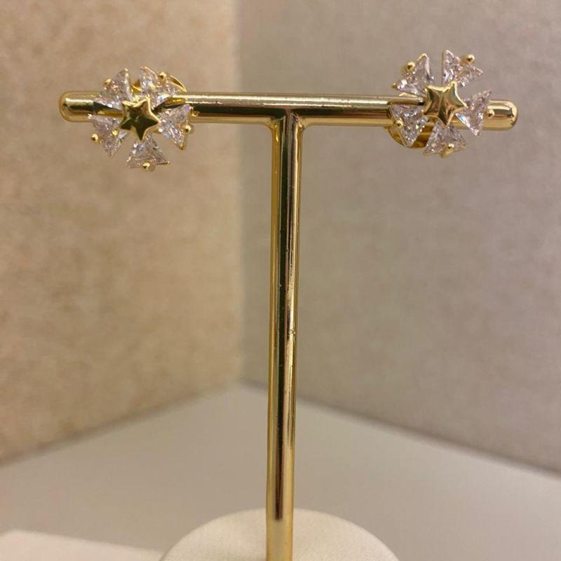 Brinco com estrela e triângulos invertidos