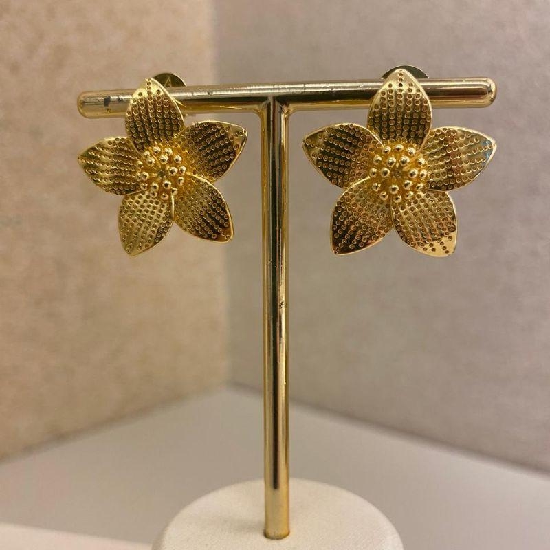 Brinco flor com detalhes