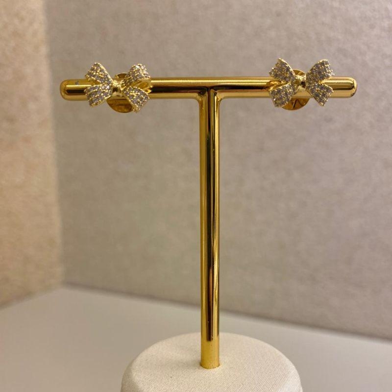 Brinco laço P cravejado