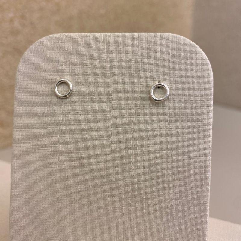 Brinco mini esfera vazada