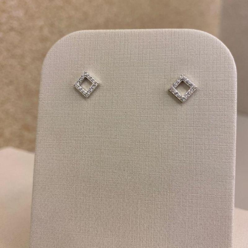 Brinco mini quadrado cravejado