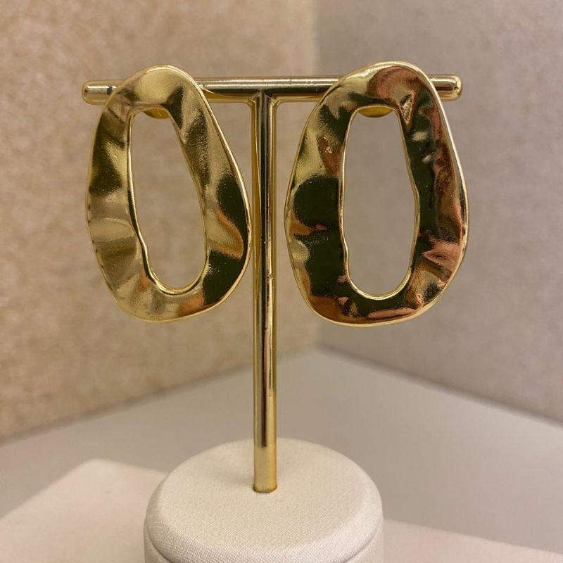 Brinco orgânico oval em ouro 18K