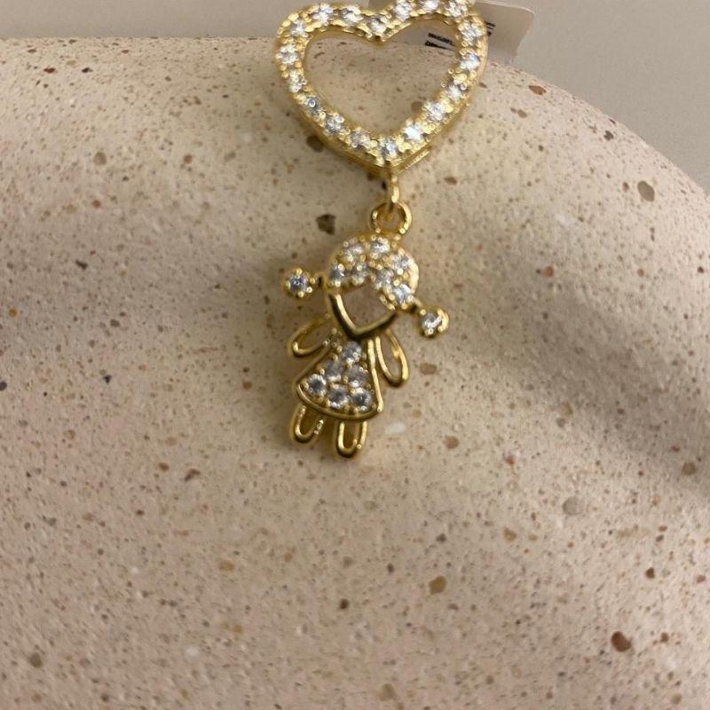 Pingente Menina Cravejada com Coração vazado Cravejado