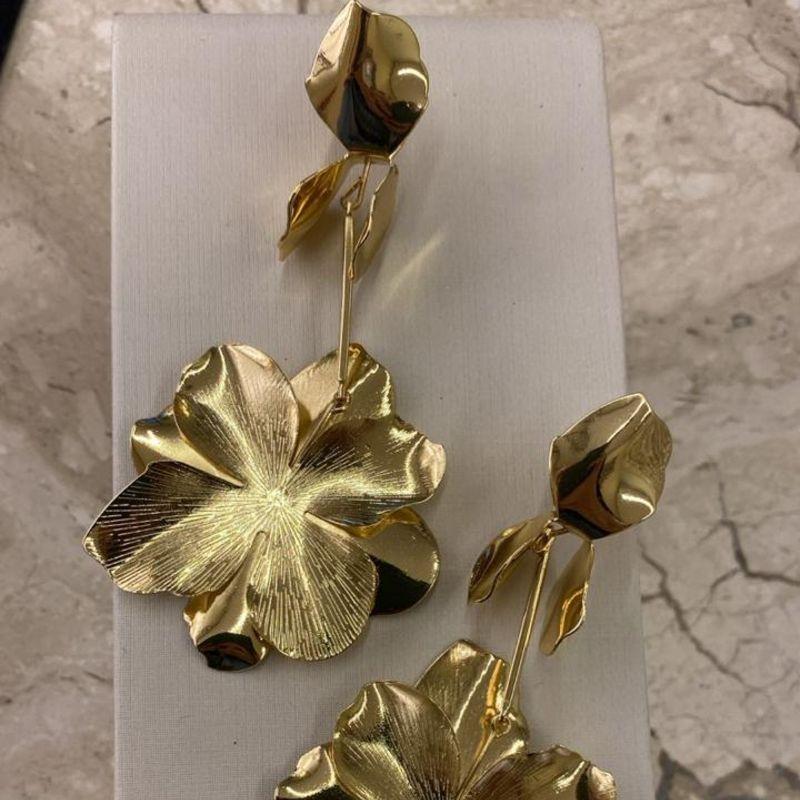 Brinco flor pendurada grande