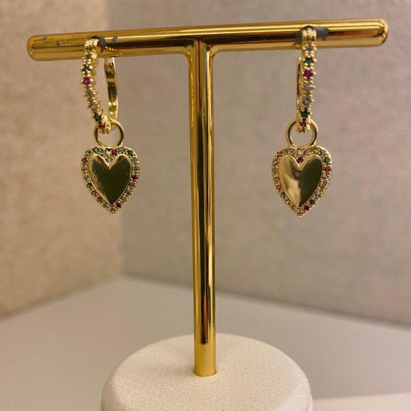 Brinco argolinha click com coração pendurado cravejado zircônia colors