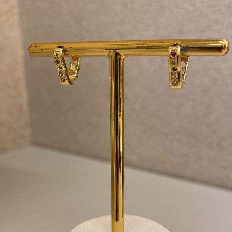 Brinco argolinha de coração click zircônia colors P