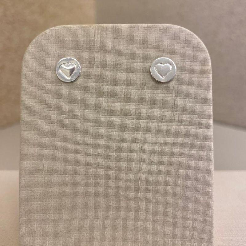 Brinco chapinha redonda com coração
