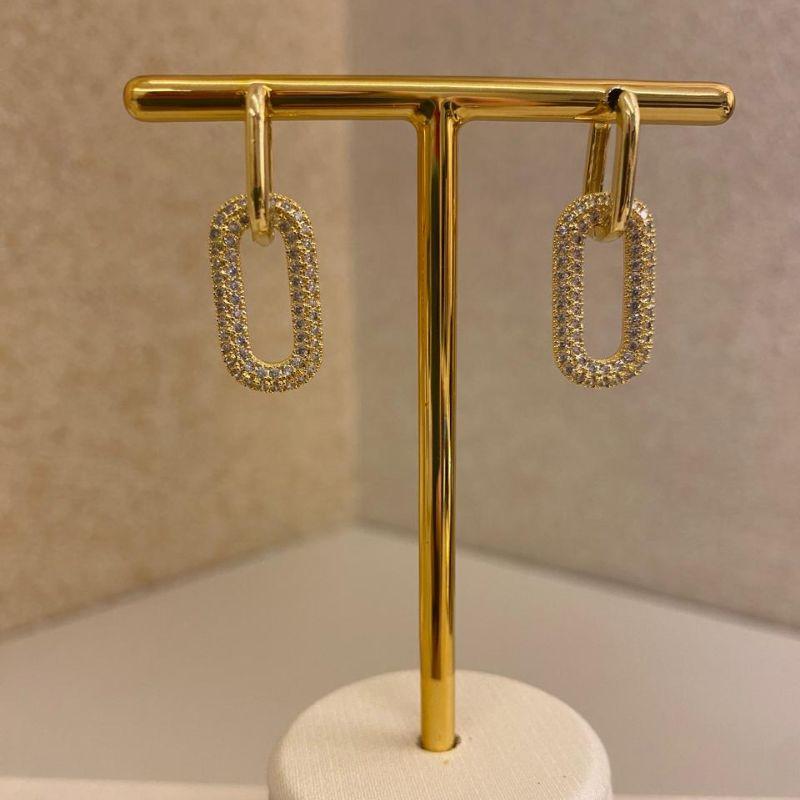 Brinco click com argola quadrada lisa e pingente cravejado