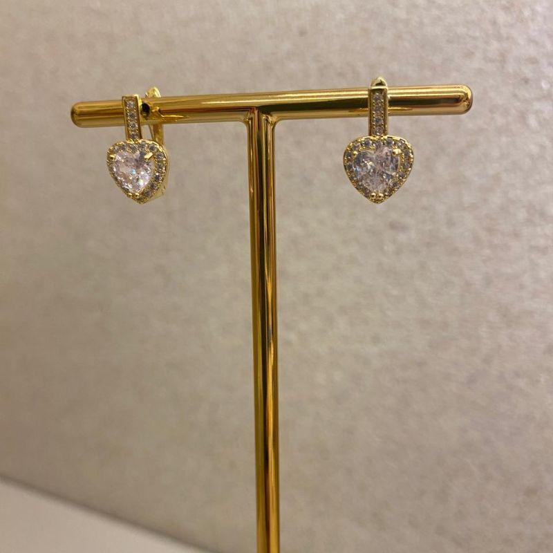Brinco click com coração em zircônia cristal e em volta cravejado