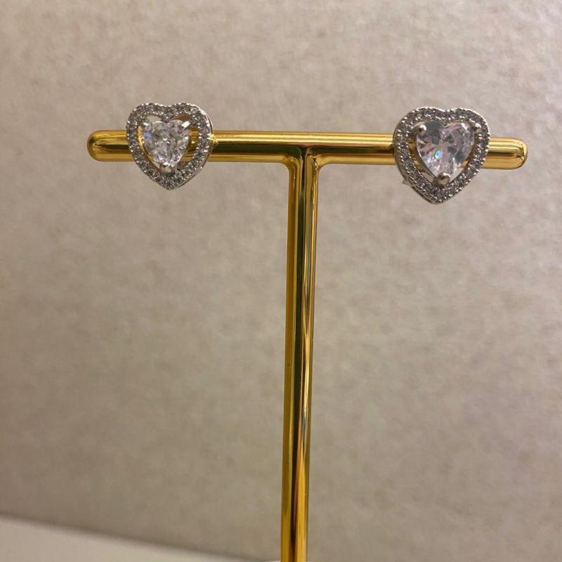Brinco coração com zircônia grande e lateral cravejada