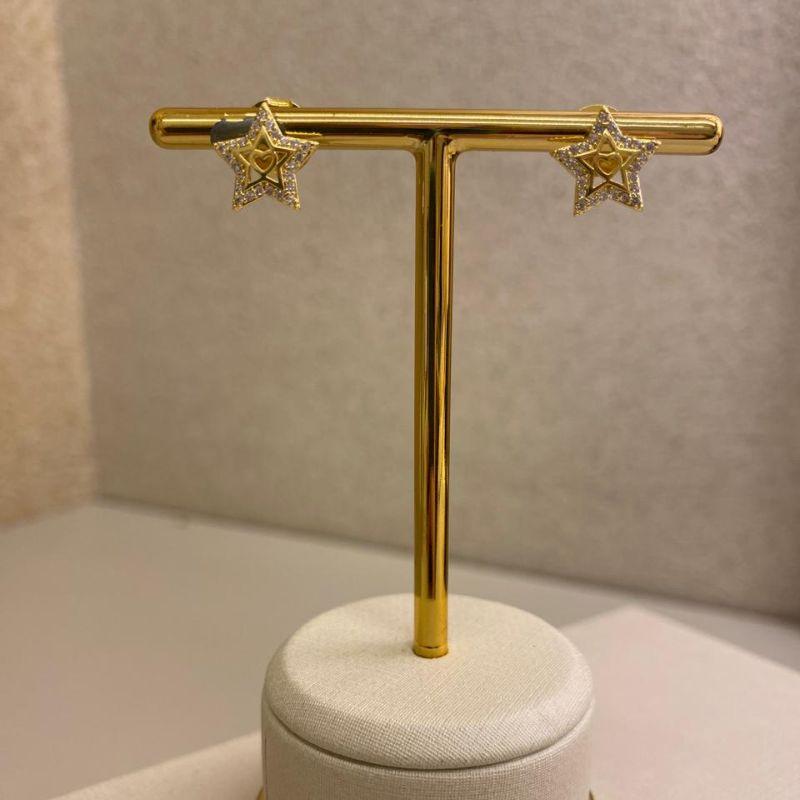 Brinco estrelinha com coração no meio