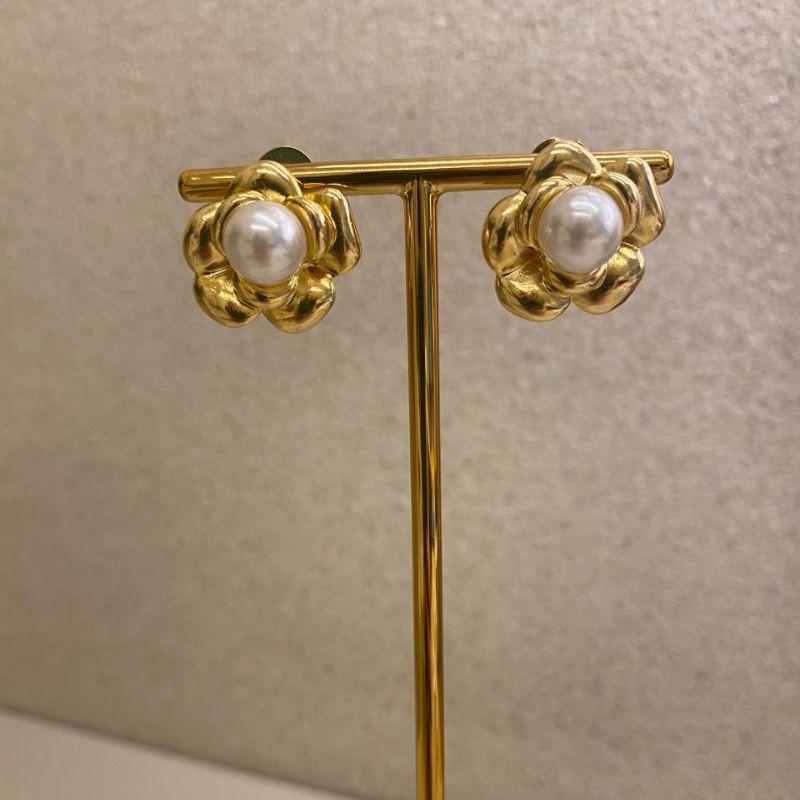 Brinco flor com perola