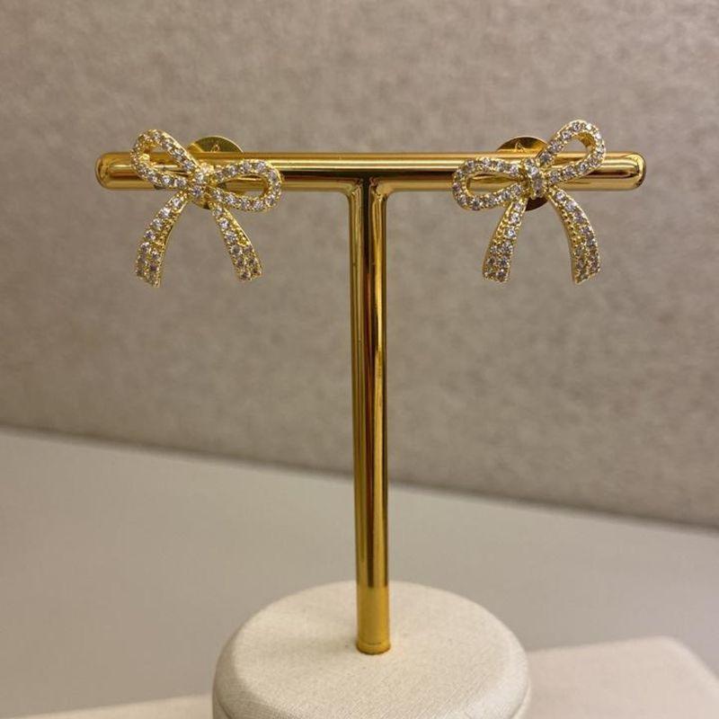 Brinco pino fixo laça M cravejado zircônia cristal