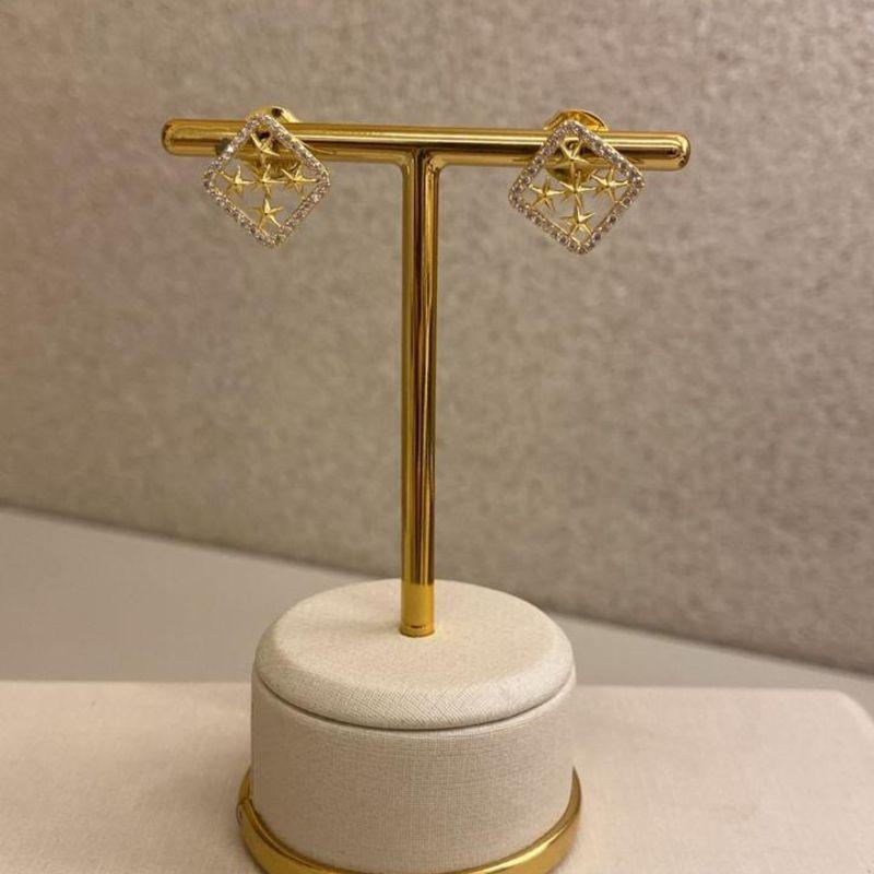 Brinco pino fixo quadrado com estrelas e lateral cravejada