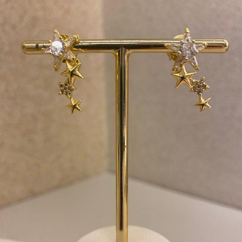 Brinco estrelas lisas e cravejadas