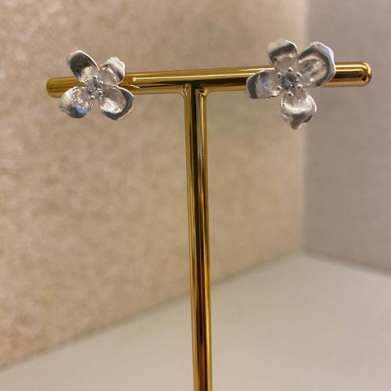 Brinco flor lisa com zircônia no meio