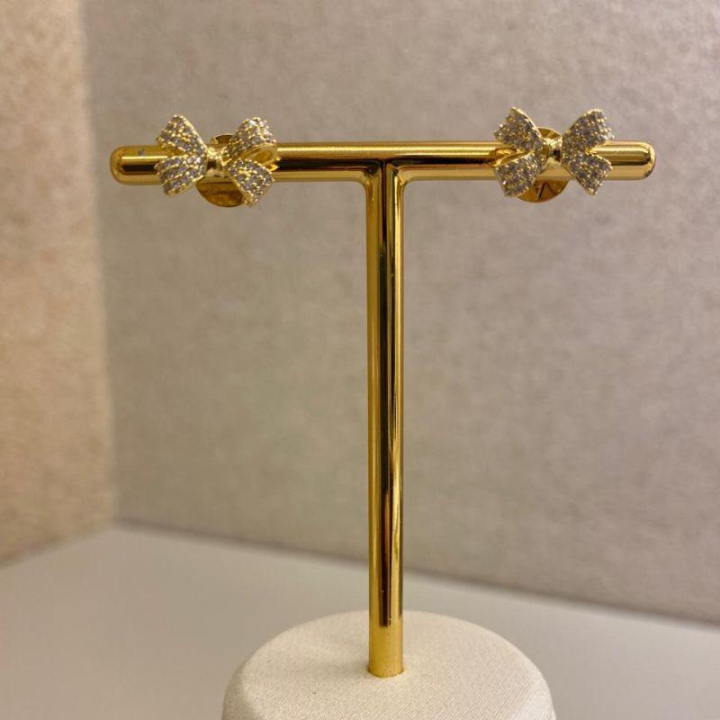 Brinco laço P cravejado