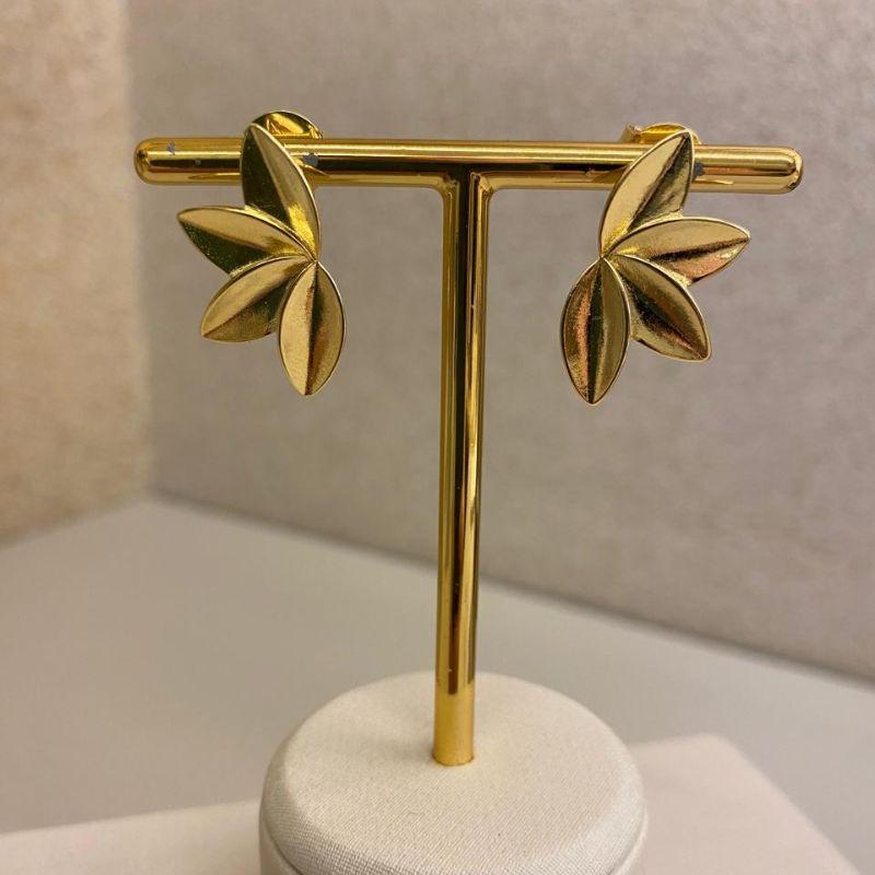 Brinco meia flor com 4 pétalas