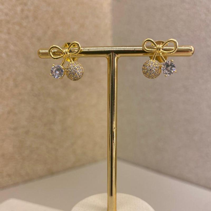 Brinco pino fixo laço com zircônia cristal e cravejado